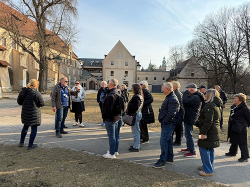 Helga Arntzen takker foran Stortinget